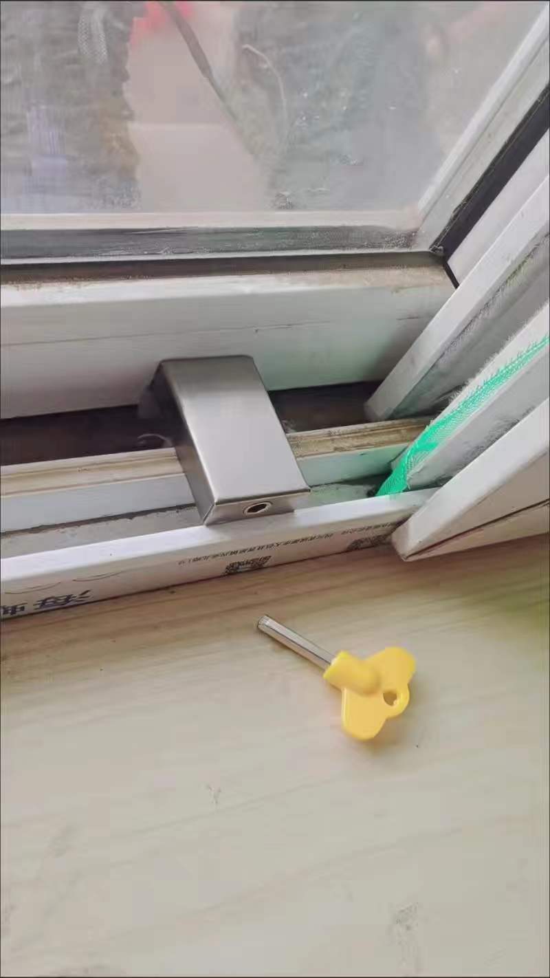 塑钢铝合金纱窗推拉窗卡扣固定儿童防护安全锁家用防盗通风限位器定制