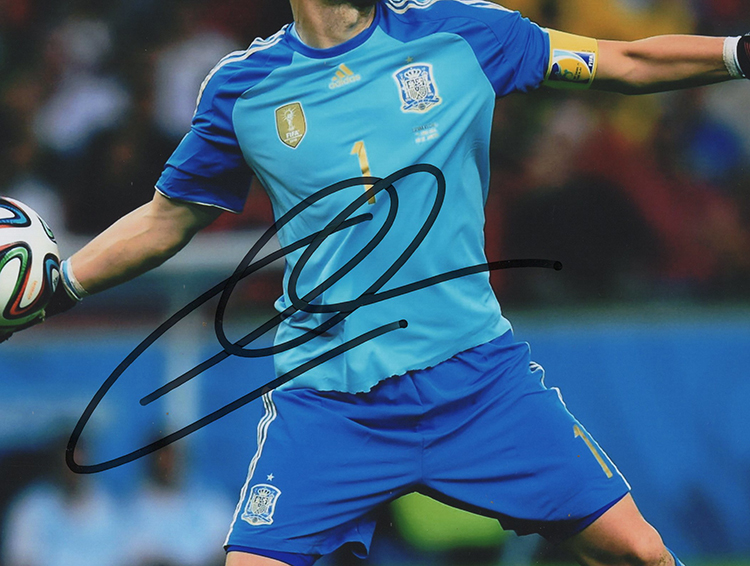 卡西利亚斯西班牙队门将亲笔签名照片裱框含sa证书