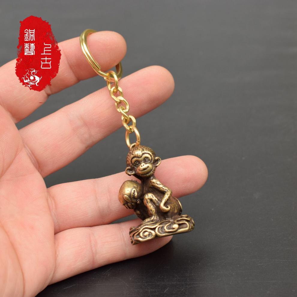 闽喃哥小猴子挂件猴献瑞铜器小玩实心纯铜猴子抱桃钥匙扣挂件生肖猴子
