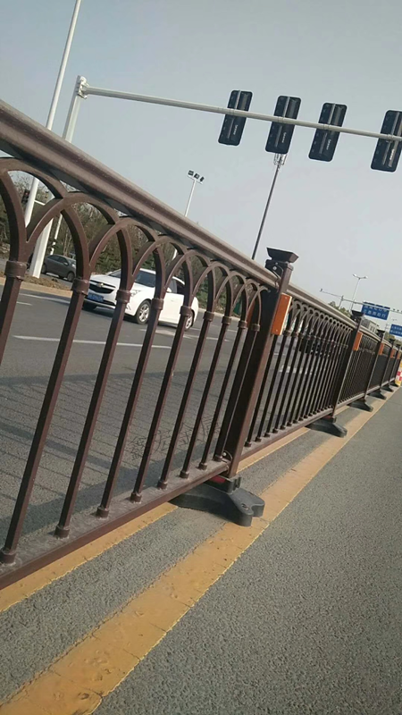 护栏隔离栏异形定制中央公路交通安全防撞栏杆围栏波形护栏板咖啡色
