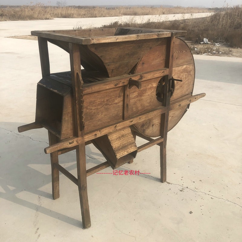怀旧农村老农具风车独轮车木耙犁农耕老旧工具蓑衣竹篮民俗老物件玉米
