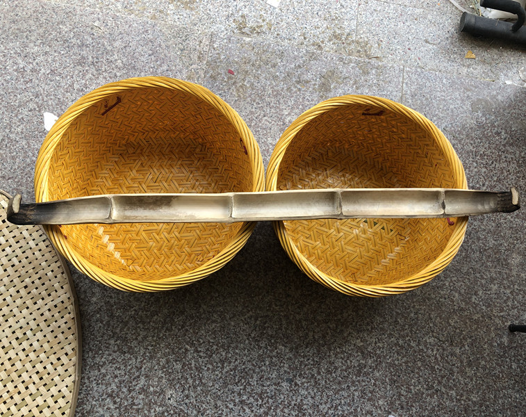 农村担子竹扁担竹挑水专用扁担铁挂钩表演扁担深山老林竹扁担竹编