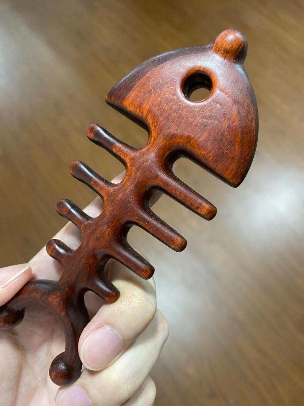 鱼骨按摩梳微瑕疵按摩梳天然檀木梳鱼骨梳五指梳多功能随机发不可退货