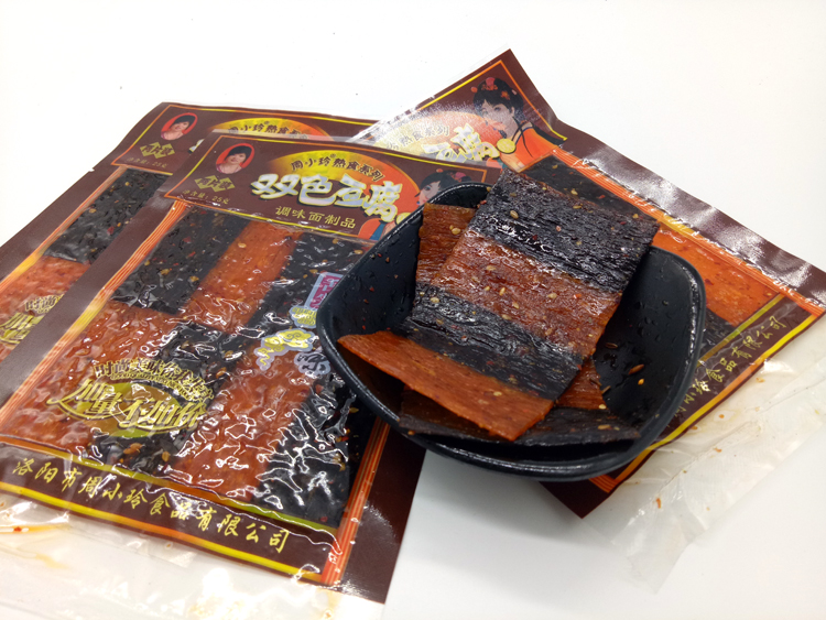 周小玲双色豆腐辣条22g60袋日本豆腐辣片80后童年怀旧零食新包装双色
