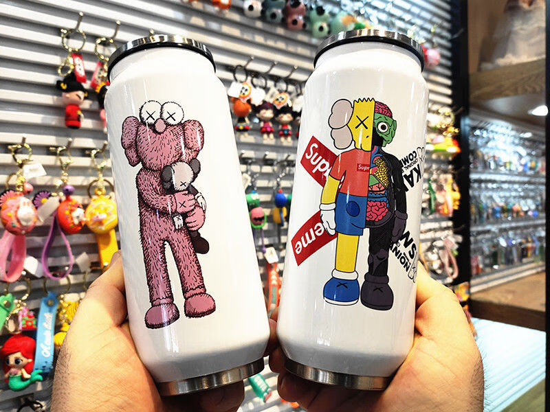 吸管杯饮水杯儿童kaws联名芝麻街水杯吸管杯易拉罐男女一杯两盖保温杯