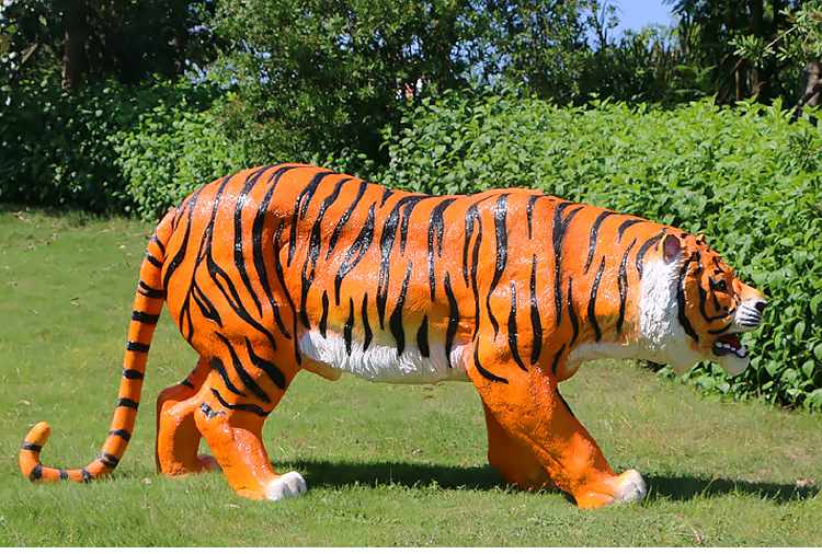 大型玻璃钢雕塑工艺品仿真老虎摆件东北虎户外庭院花园林景观装饰闪康