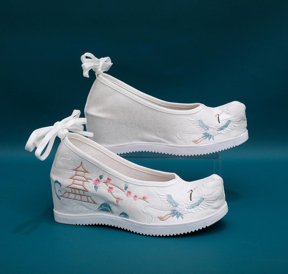 卡辑 汉服鞋子女复古汉服配鞋内增高古风鞋子女绣花鞋民族风老北京