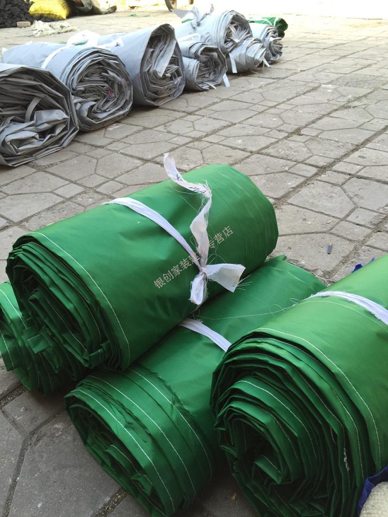 养殖场冷风机上的风布袋绿色通风管道带出风口的鼓风机布风管绿色风带