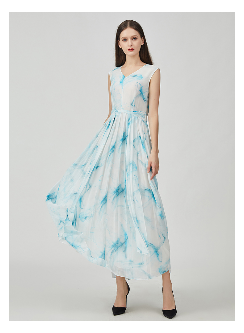 voa桑蚕丝乔其纱蓝烟袅袅v领无袖隐形侧拉印花大摆型长款真丝连衣裙ae