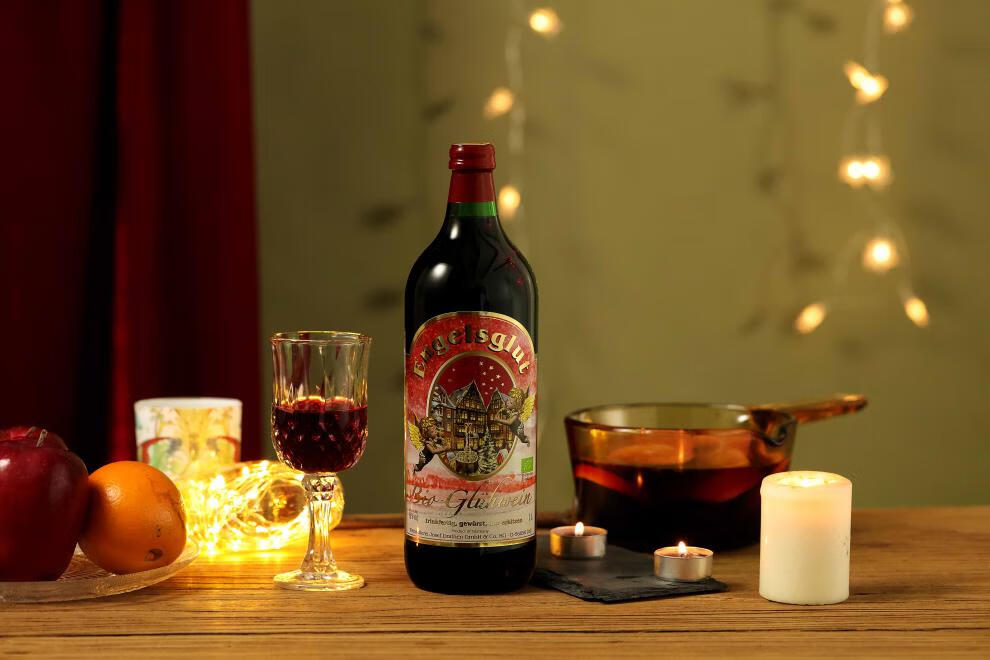 酒 有机1l 一瓶坐在飘窗前看着窗外 或者穿着舒适的睡衣坐在毛茸茸的