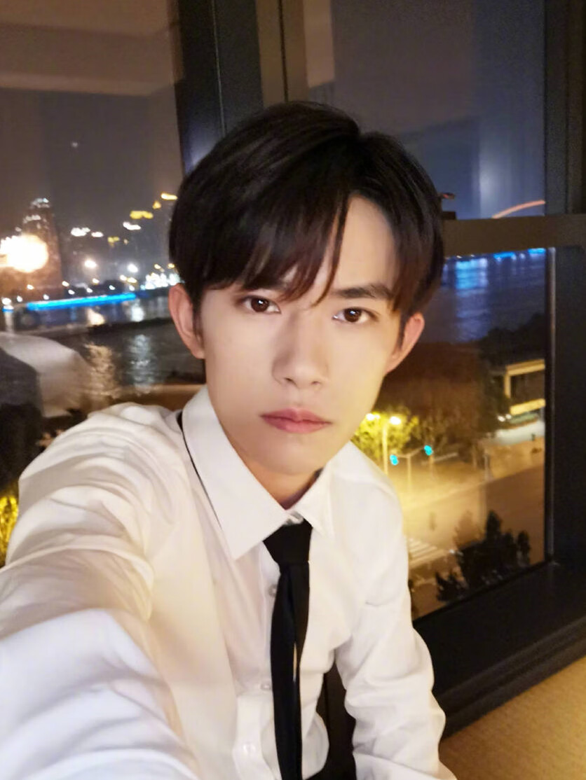 易烊千玺同款假发韩版帅气中分刘海男士短直发隐形自然cos型发套奶奶