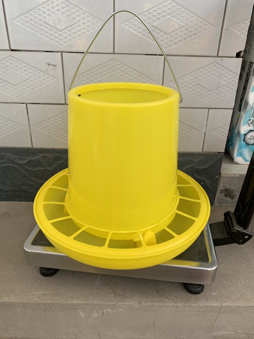 养鸡食槽鸡鸭鹅饲料桶养殖场自动下料喂食器鸽子孔雀喂食盆大鸡黄色