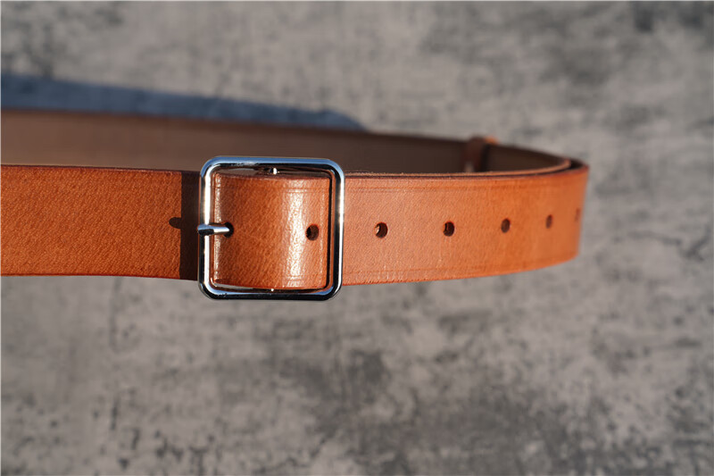 前面的皮带头因为时间长了,电镀的都有漏黑的感觉.老飞行员腰带.