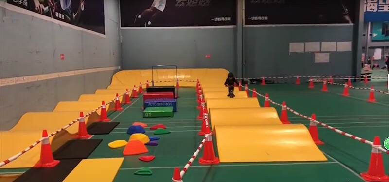 平衡车赛道儿童轮滑波浪板训练障碍物滑步车起跑板幼儿园骑行坡道出发