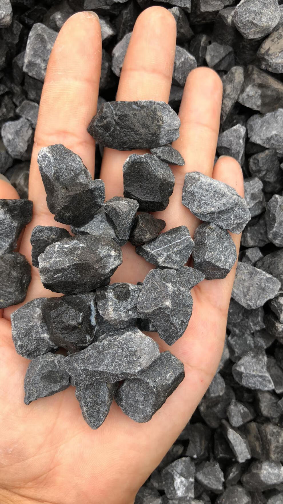 山水石子灰色玄武岩混凝土 白色打磨30-50mm(15吨) (15吨)【图片 价格