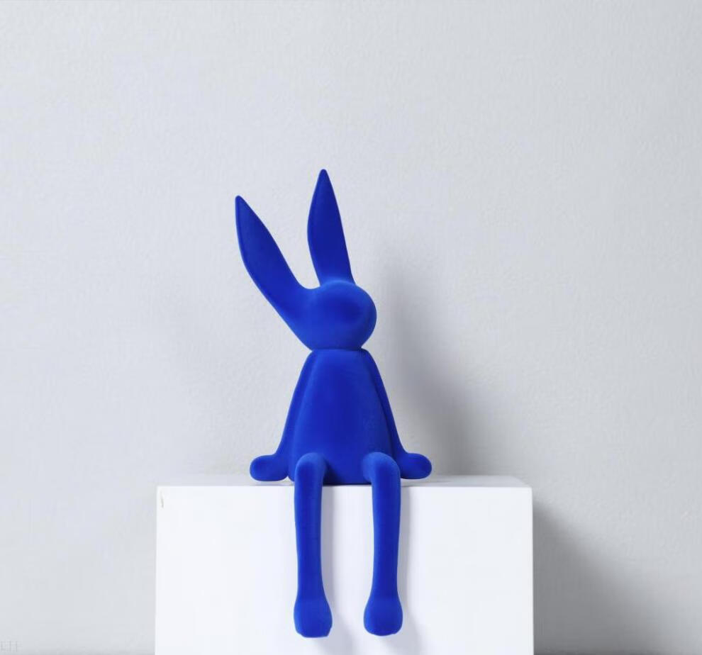 克莱因蓝兔子摆件克莱因蓝色创意卡通植绒坐姿兔子摆件家居客厅摆设