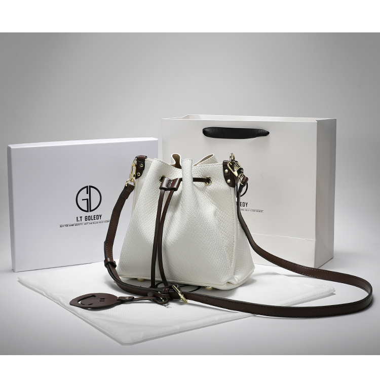 香港itgdledy真皮小众抽绳水桶包包女2021新款潮手提单肩斜挎咖啡色