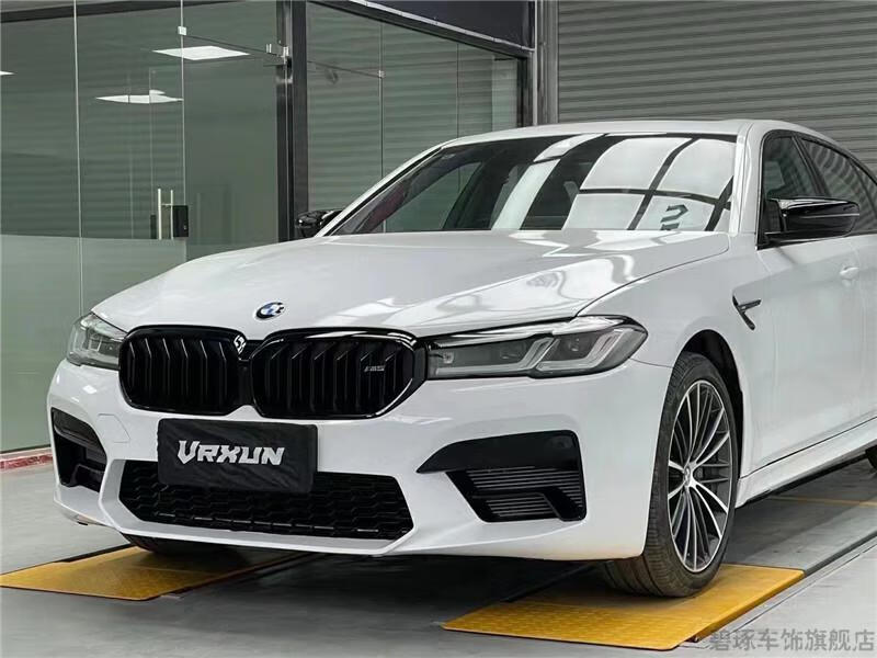 适用于1022宝马5系改装m5前杠包围外观保险杠机盖叶子板 亮黑中网