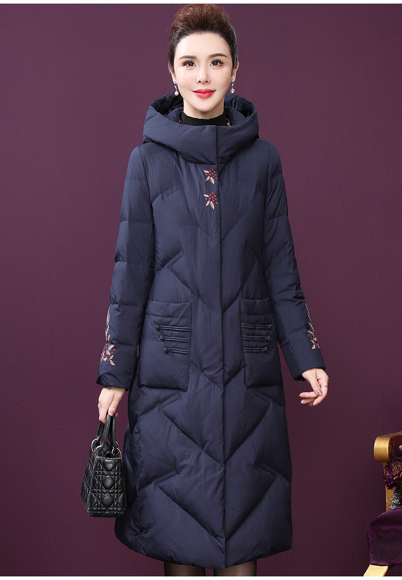 王小鸭冬装保暖90白鹅绒外套女2021新款中国风复古连帽刺绣羽绒服藏青