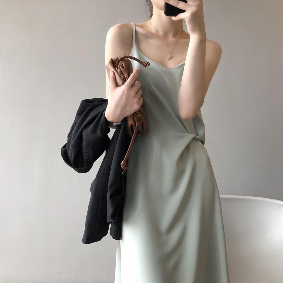 伊欧iyoh法式复古吊带连衣裙女2022春季缎面细肩带中长款裙子黑色m