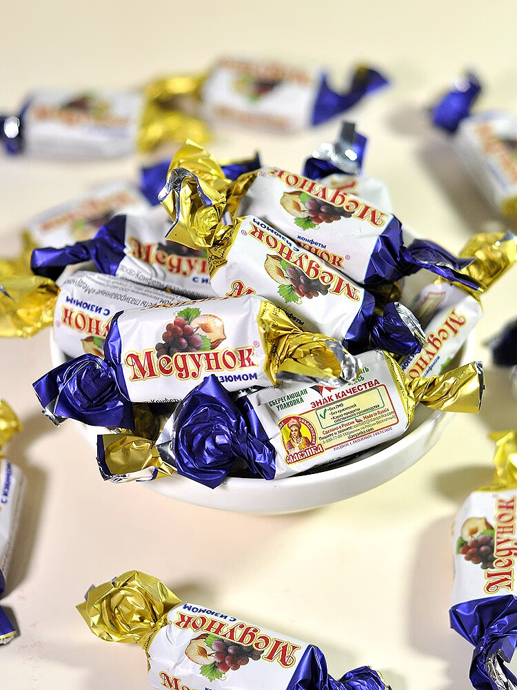 俄罗斯糖果进口榛子巧克力葡萄干夹心糖网红小零食品喜糖年货糖葡萄干