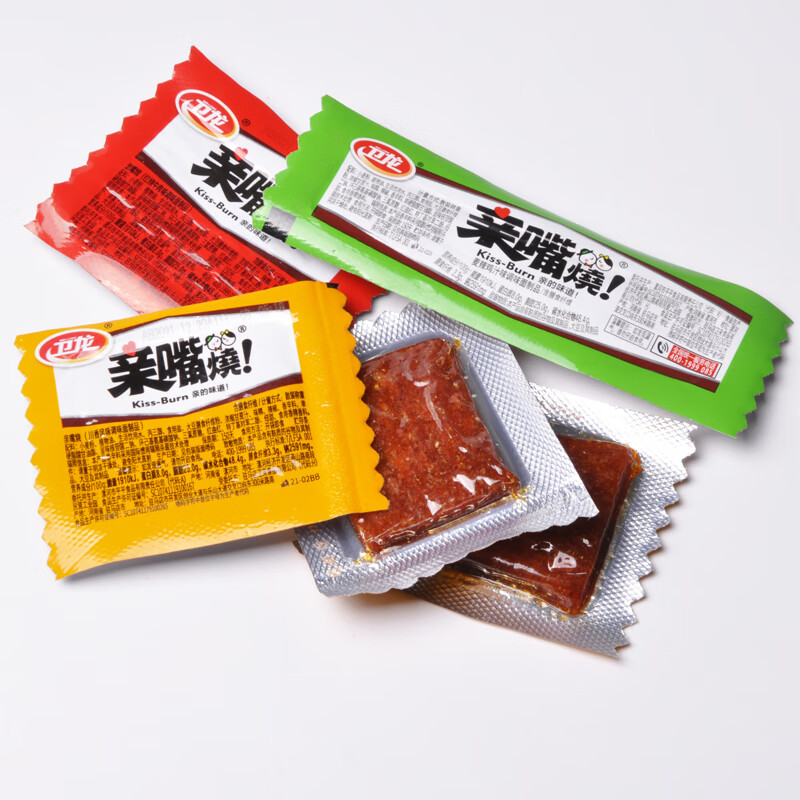 卫龙亲嘴烧辣条零食小吃休闲食品麻辣儿时宿舍耐嚼辣味超市同款 尝鲜