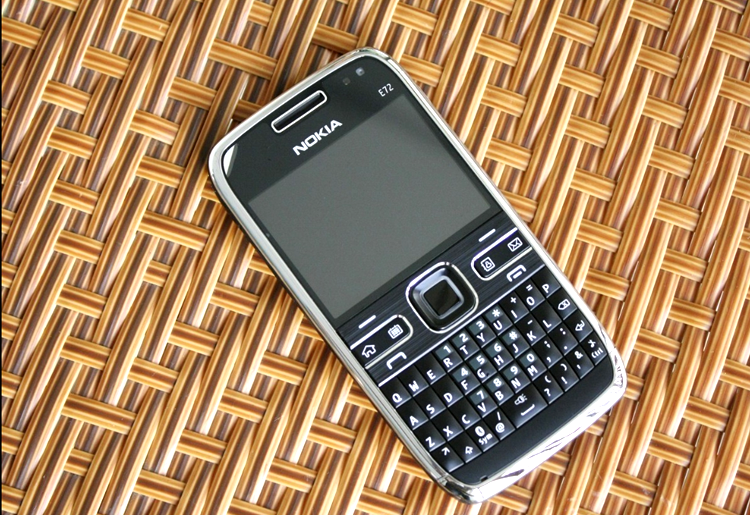 nokia诺基亚e72i按键全键盘经典怀旧直板小学生塞班智能黑色标配512mb