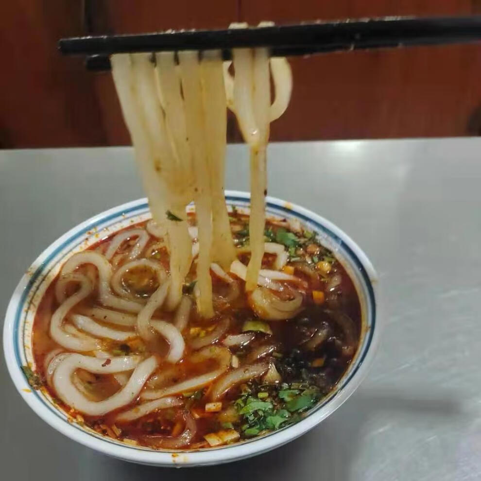 甘肃天水手擀粉麻辣烫粉丝纯手工流汁宽粉重庆酸辣粉带料随意搭配