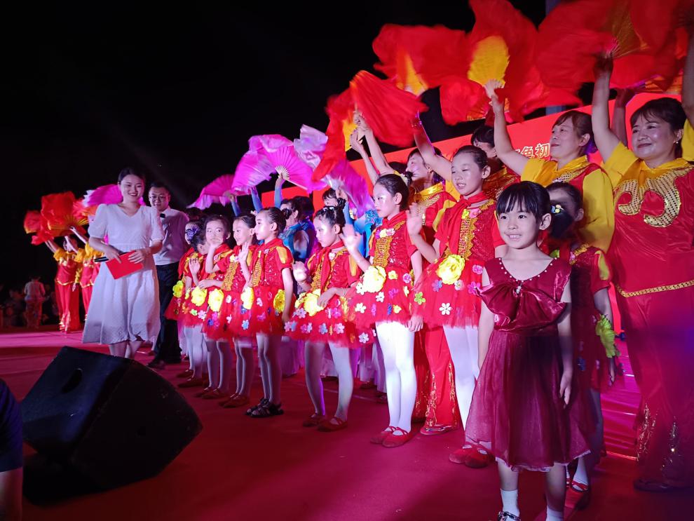 红舞蹈演出服儿童蓬蓬纱裙表演服公主亮片花瓣裙 红色无花朵款 配饰