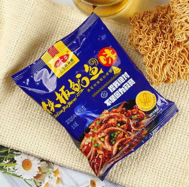 心一众掌心面铁板鱿鱼味空心面 百分干脆面27g方便面干吃面零食 30