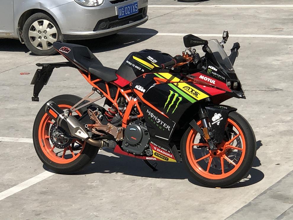 适用于ktmrc390贴纸改装国潮贴花车身贴全车保护贴膜版画黑黄眼睛