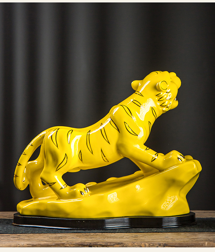 德化陶瓷老虎摆件十二生肖上山虎家用办公室工艺品摆设 虎啸山河(红色