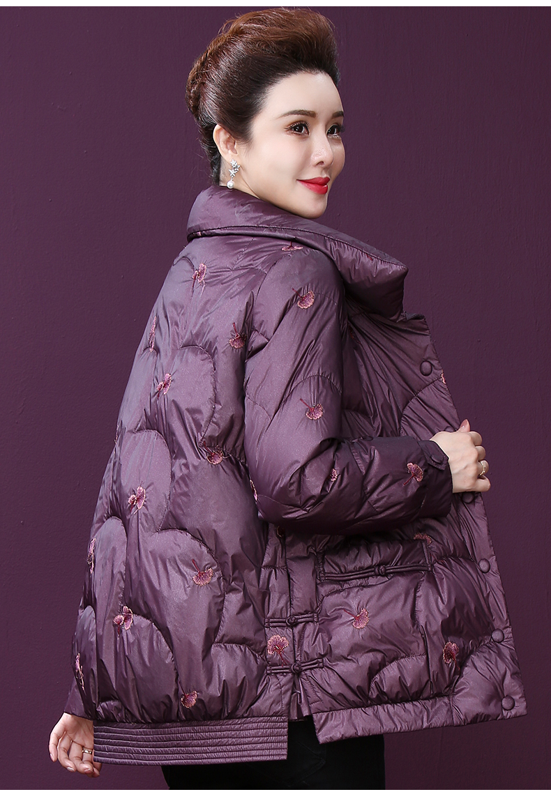 王小鸭羽绒服女2021年新款复古年轻款加厚刺绣白鹅绒妈妈短款外套紫色
