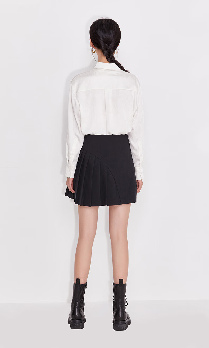 ochirly欧时力新款冬装不规则字母皮牌高腰a字褶裙jk短裙半身裙黑色