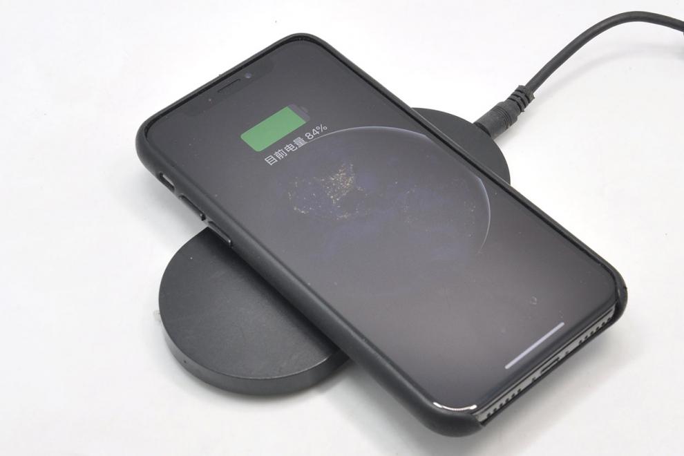 诺基亚dt-900 qi无线充电板放上小熊的iphone x 显示正常充电中,电流