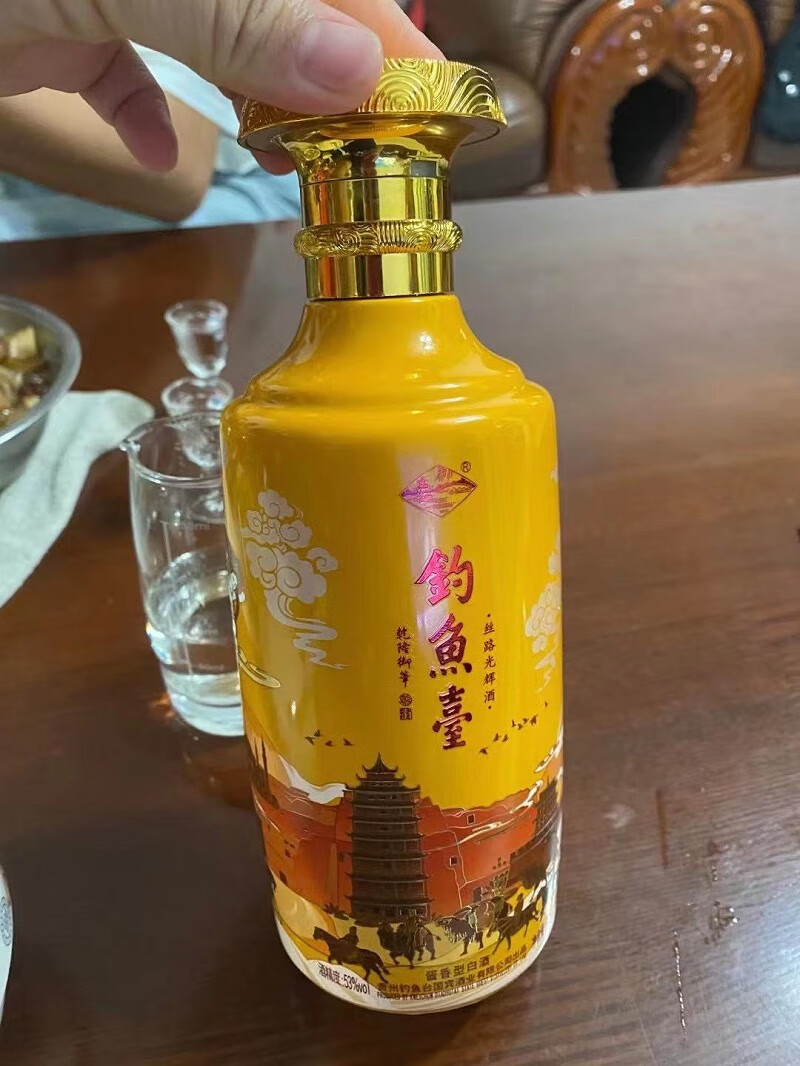 送领导送什么酒上档次（送领导钓鱼台丝路光辉酒有里有面）