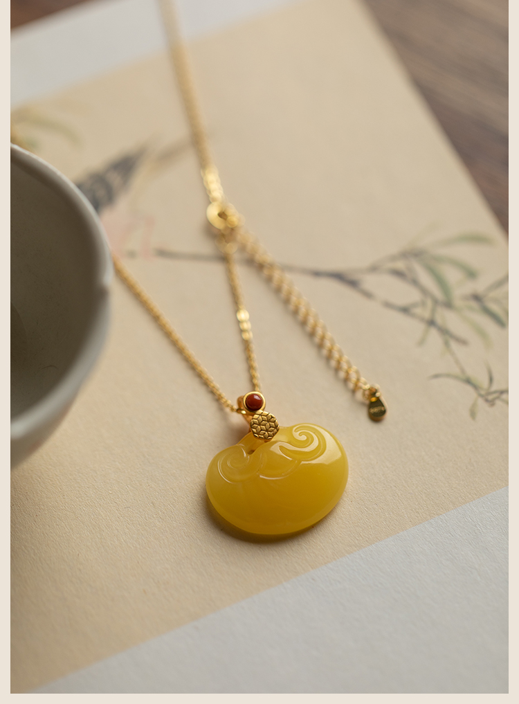 老凤凰 一念如意祥云长命锁古法金国潮蜜蜡琥珀玉石锁骨小吊坠项链女