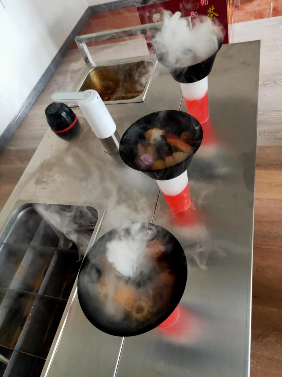 网红行走的冒烟冷饮奶茶 摆摊网红一个人行走的火锅杯水果杯推车冒烟