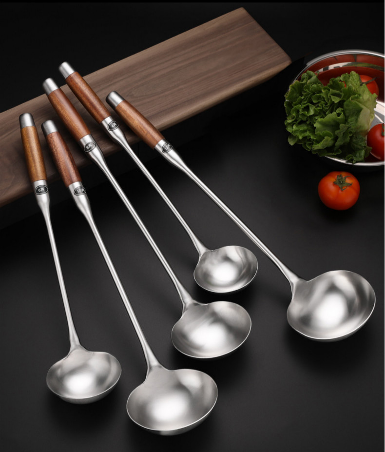 不锈钢炒勺饭店厨师商用炒菜勺子大号长柄老式汤勺木柄分菜勺10两炒勺