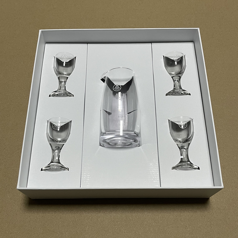 五粮液分酒器小酒杯 五粮液玻璃酒具八代酒具 四个小酒杯一个分酒器