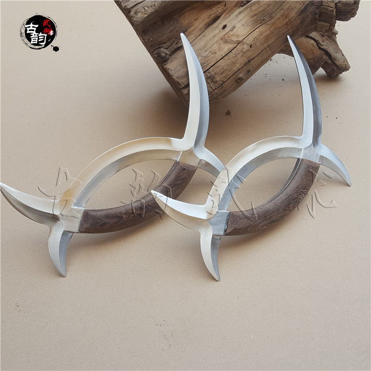 轻奢高端不锈钢双钺八卦子午鸳鸯钺鸡爪钺双面脊送包武术器材未开刃