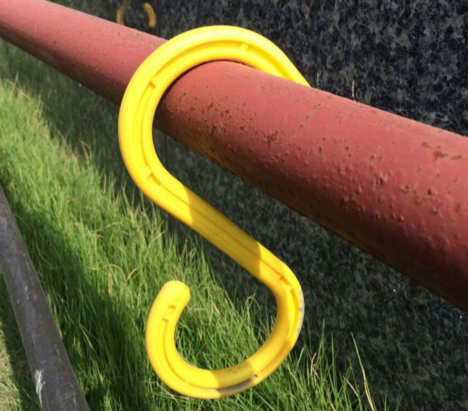 达译捷工地电线光缆电缆挂钩架子管s形塑料挂钩绝缘挂钩s型脚手架钢芯