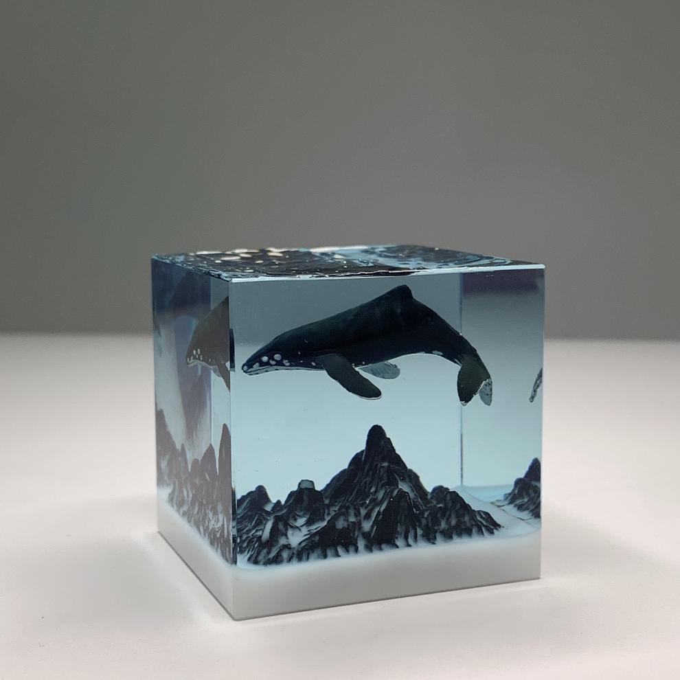 2022新款微缩景观术鲸鱼雪山树脂摆件滴胶工艺桌面饰品车载中控装饰