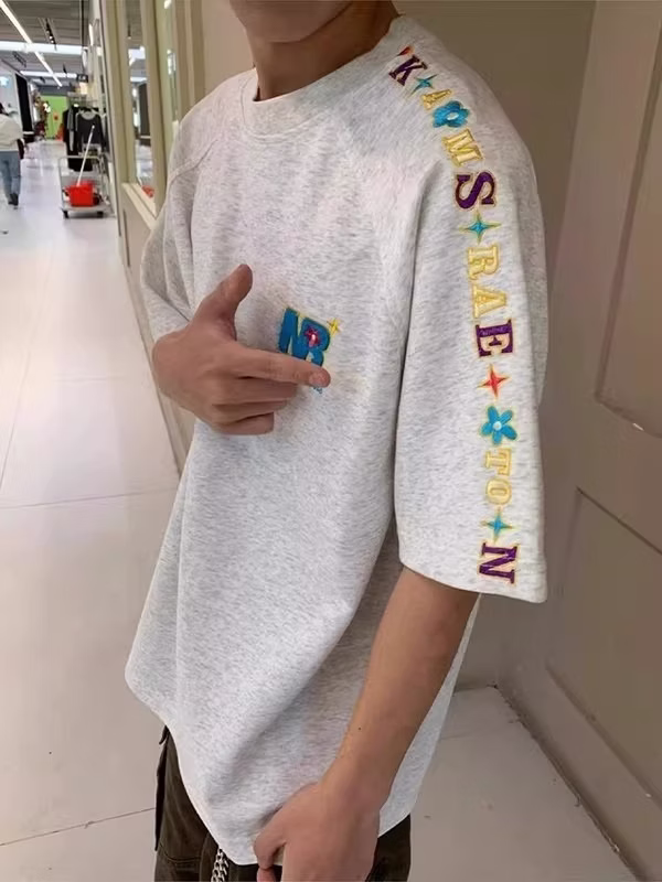 Herr t-shirt i bomull med blomsterbroderi och lös passform_voghion.com