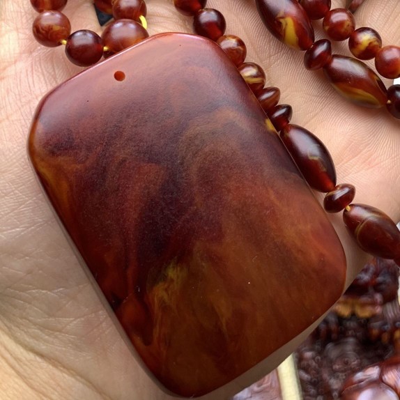 【捡漏 特价】龙涎香行走的香水平安无事牌吊坠配7m链挂坠灰琥珀民族