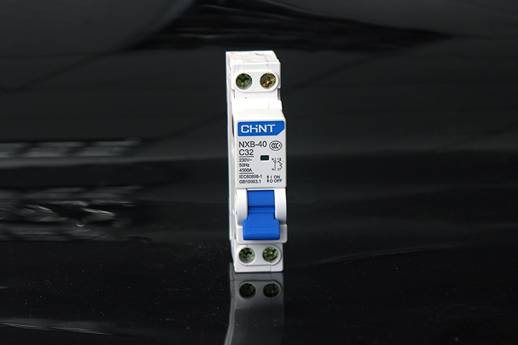 何老师 1p双进双出空气开关 n单p空开带零线 宽18mm 单片断路器双线