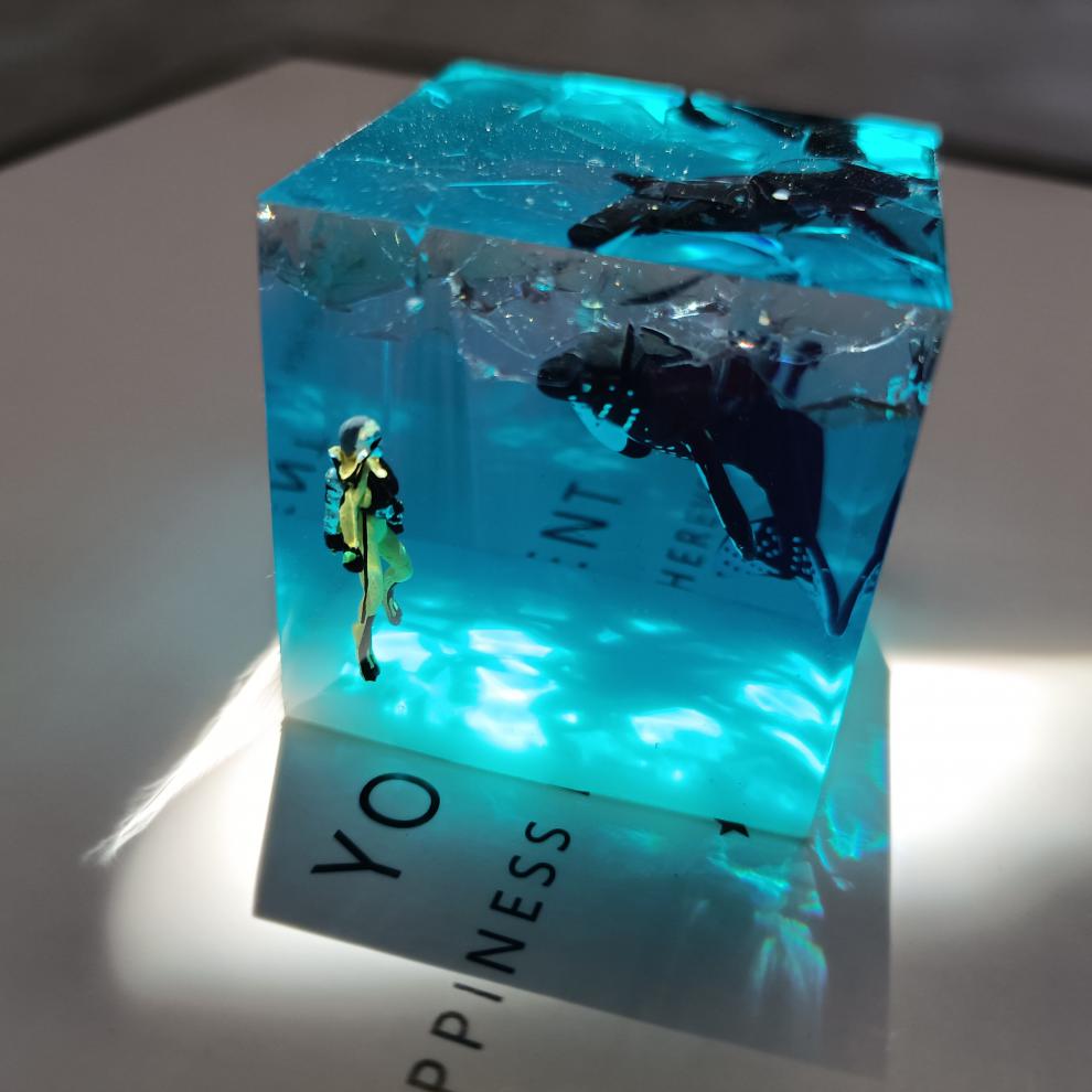 海洋树脂白鲸潜水员 文创新款艺品鲸鱼水晶车饰水潜水员滴胶夜光树脂
