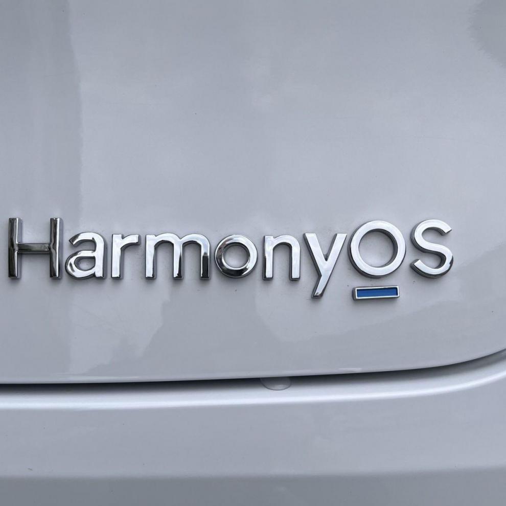 适用于问界m7车标适用于m5m7华为鸿蒙字母标菊花瓣标志个性装饰车尾标