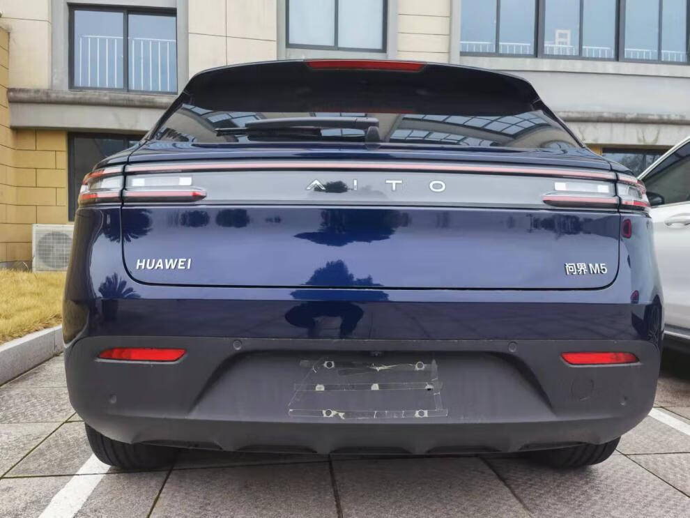 适用于赛力斯问界m5华为logo汽车车标定制鸿蒙英文字后尾车贴标志