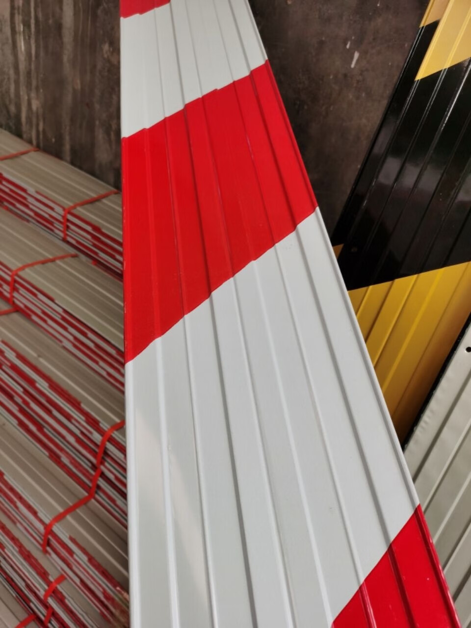 建筑工地踢脚板土地挡脚板脚手架外架踢脚线防护铁皮警示带隔离带